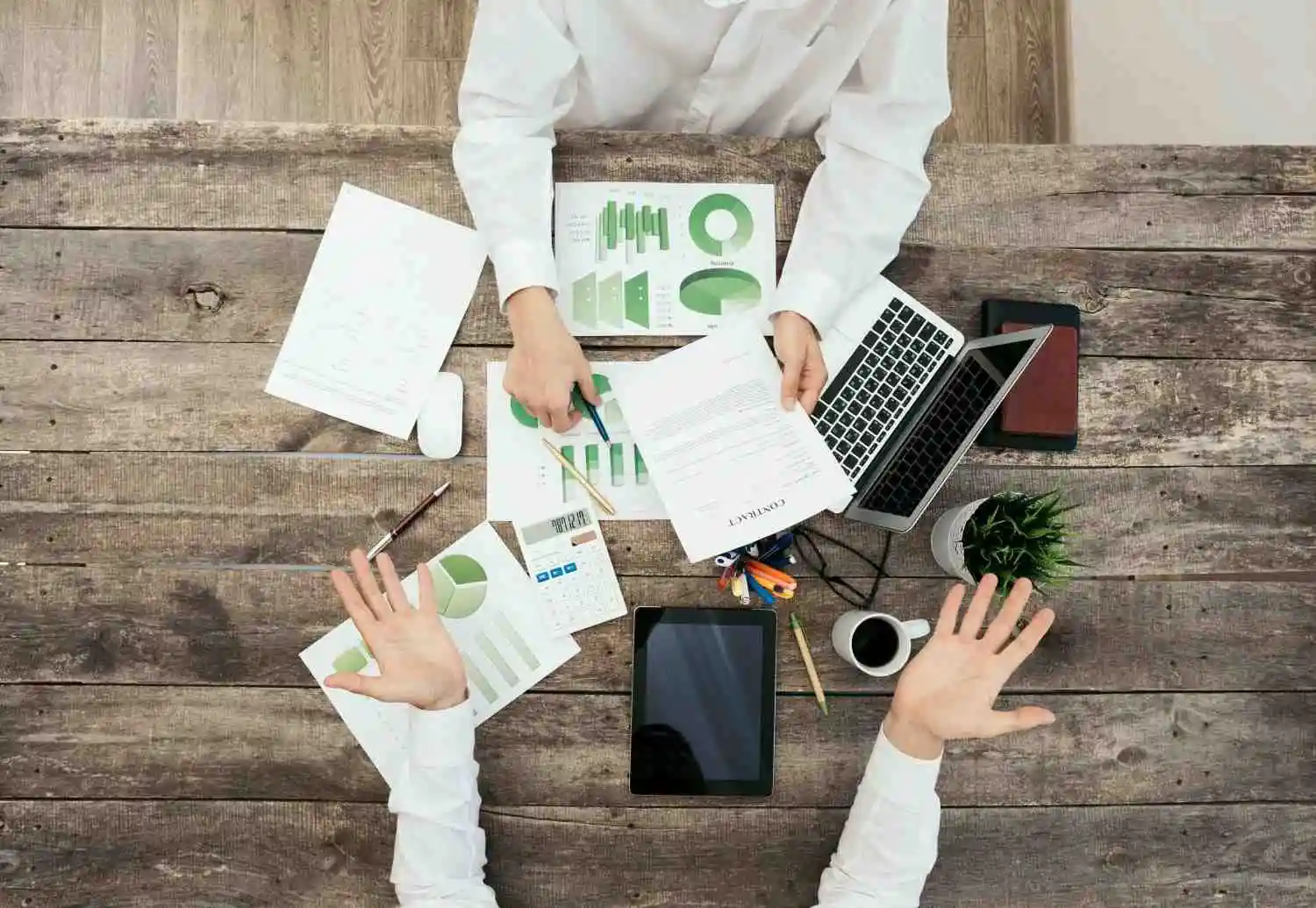 Coaching session with participants sharing business ideas and reviewing reports during life and business consulting program